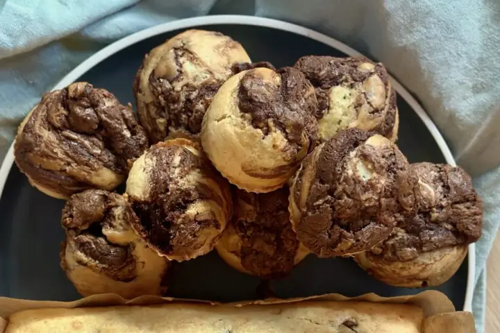 Ein Haufen leckerer Nutella Muffins mit Marmorierung auf einem Teller.