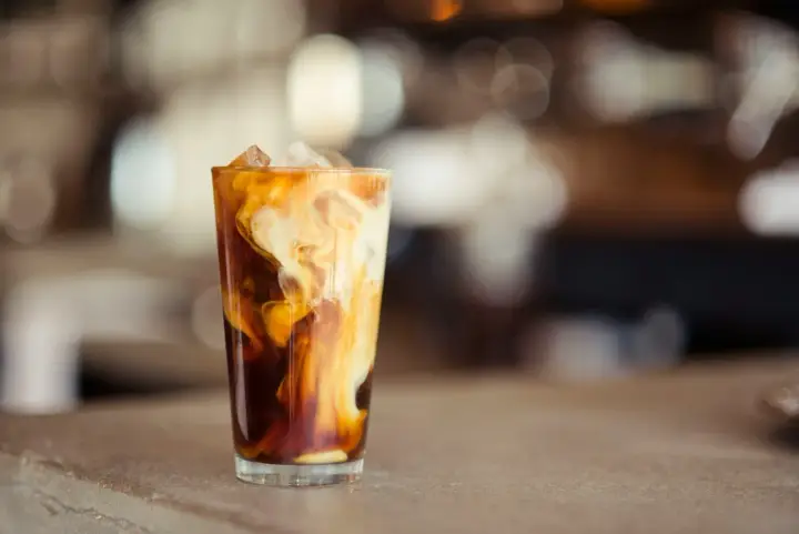 Ein Glas Eiskaffee mit cremigen Wirbeln von Baileys, perfekt für einen entspannten Nachmittag.